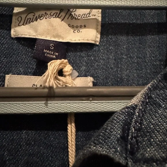 🆕 Universal Thread Dark Blue Denim Button Top or Lightweight shirt jacket - Picture 2 of 6